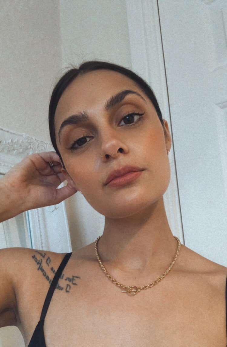 RoxanneNewson's tweet image. Totally in love with @OreliaJewellery! This gold chain is stunning ❤️ One of my favourite Christmas presents 🙌🏽