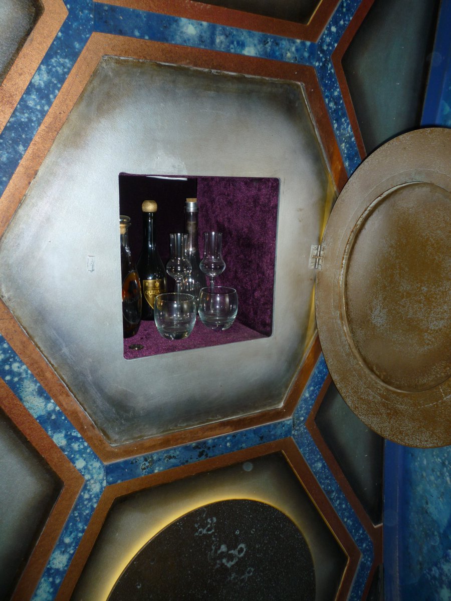  #TwelveDaysOfTARDISInteriors day 9Doctor Who and the Evolving SetOver the five years it was used the second Pickwoad set had changes in lighting, gain dressing and, most importantly, grew roundels!