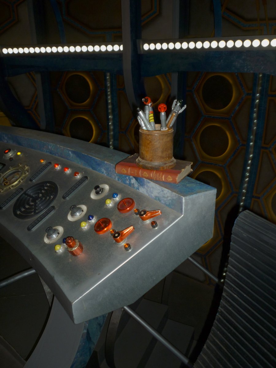  #TwelveDaysOfTARDISInteriors day 9Doctor Who and the Evolving SetOver the five years it was used the second Pickwoad set had changes in lighting, gain dressing and, most importantly, grew roundels!
