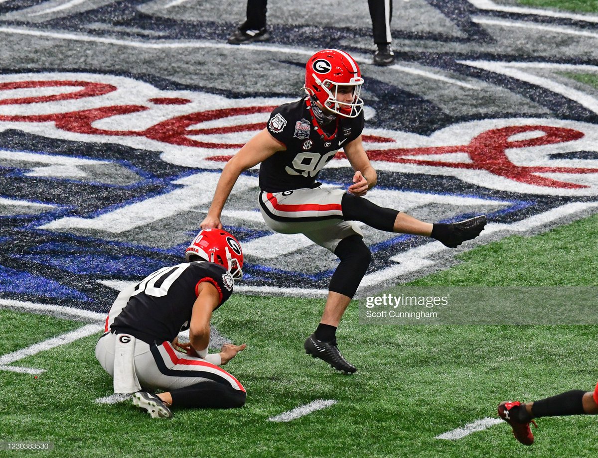 GettySport's tweet photo. The #GeorgiaBulldogs celebrate winning the #ChickFilAPeachBowl after #JackPodlesny kicked the game-winning 53-yard field goal against the #cincinnatibearcats 📷: Scott Cunningham, Mike Zarrilli, Todd Kirkland #NCAAFootball https://t.co/0F4YKJbYlo