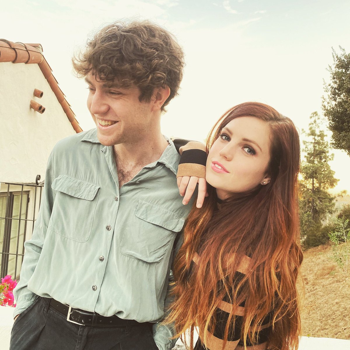 HAPPY NEW YEAR AND HAPPY 25TH BIRTHDAY TO @noahsierota 🥳❤️ love you SO much brother! So happy that we not only get to do music together, but also all be best friends through it all:) go wish Noah a happy birthday!!!