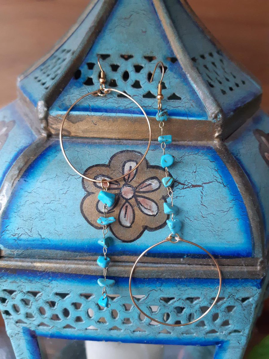 lauraaaagc's tweet photo. hola! os vengo a contar que una amiga y yo tenemos un pequeño negocio de pendientes y nos seria de mucha ayuda un poco de difusión 🥺 nuestro instagram es valkiria_handmade, son pendientes hechos a mano con muchisimo amor e ilusión, feliz año 💖 https://t.co/5WYHdFEJ49