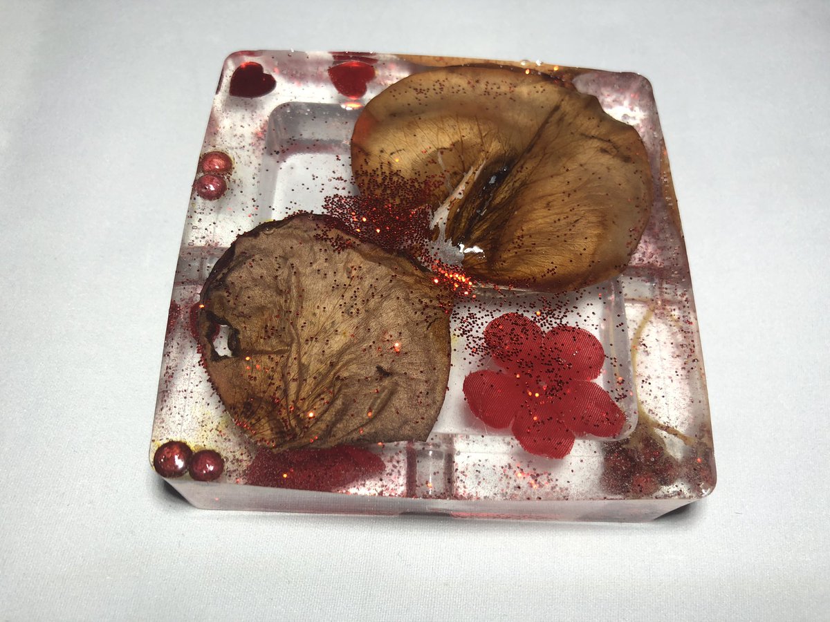 pointlessscre8s's tweet photo. These Dragon Ball and Red Petal ashtrays are both available, with free shipping, at https://t.co/CZ6ALUMI9G
#resinashtrays #customashtray https://t.co/klHCwZOXaf