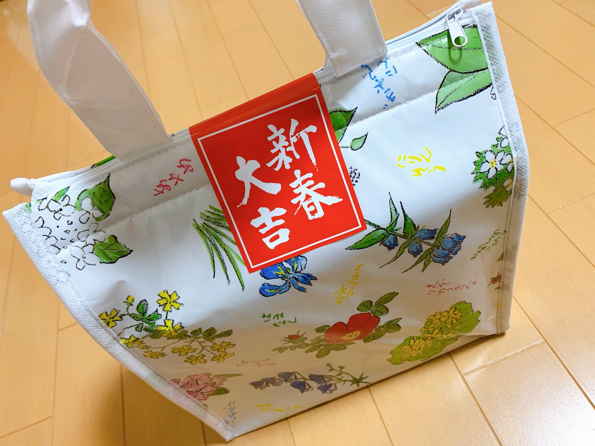 ブルージュ 六花亭の福袋 紙袋じゃなくて保冷バッグなのが地味に嬉しい はまなし柄のマスクが可愛い 選べる引換券でどのグッズにするか迷う T Co Eidos93t8k Twitter