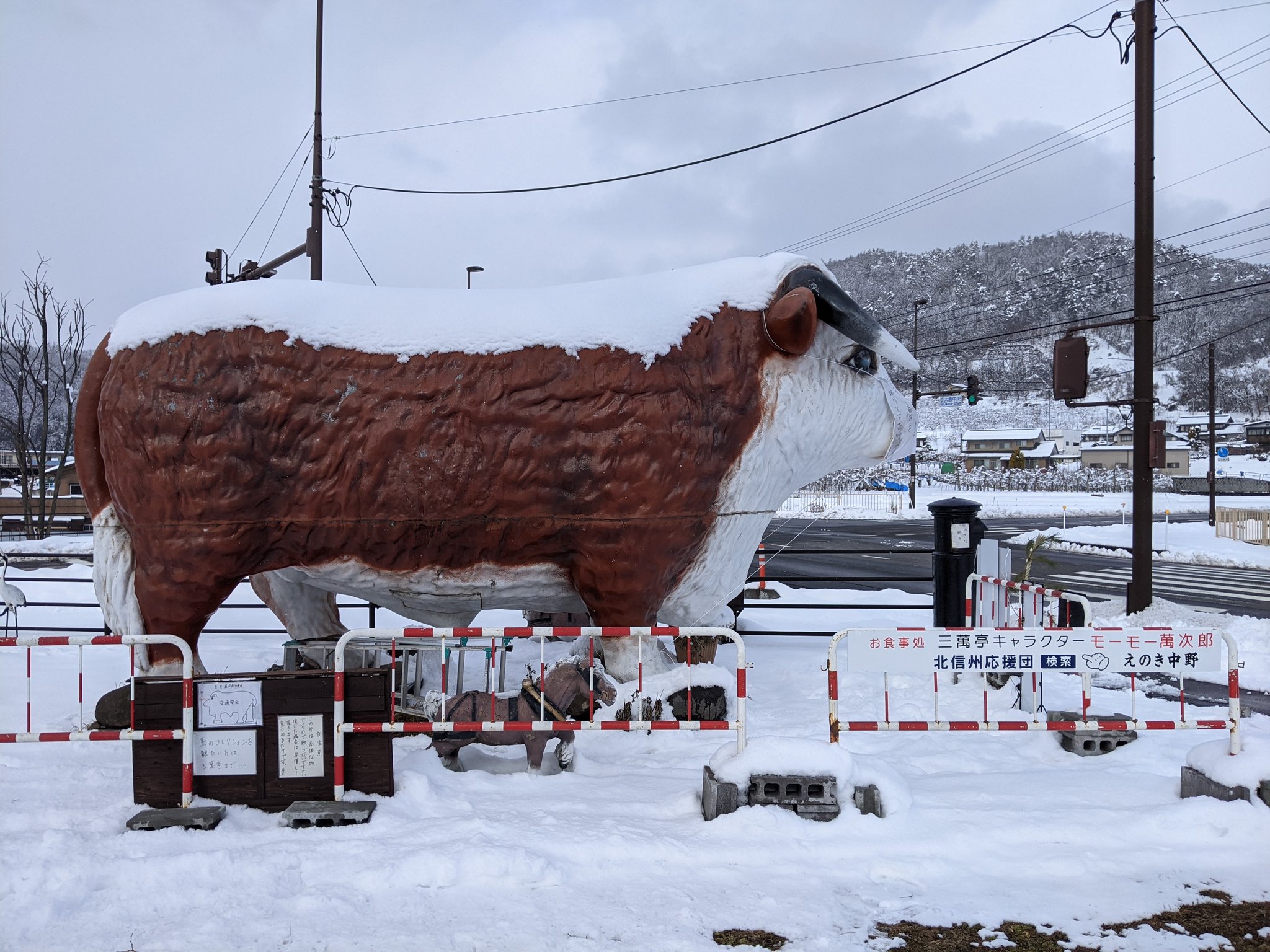 雀グルジム お正月休み2日目 牛年にちなんで あの有名な モーモー萬次郎 と記念撮影してまいりました 萬次郎デカ T Co Wkzs2vsrwa Twitter