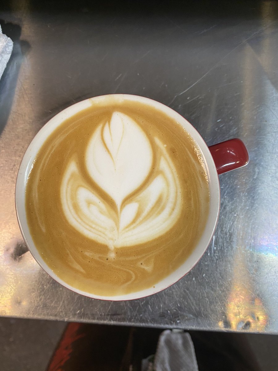 balladeerhatesu's tweet photo. //i'm a barista at a cafe! you know that cool latte art ppl do yeah thats what i do 😼 here's some examples https://t.co/1i0Nbv9Ftb