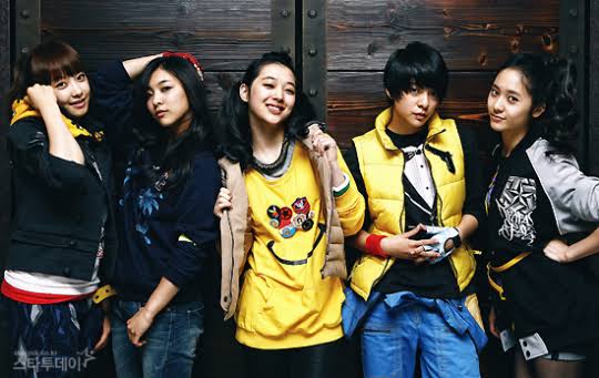 f(x) fans are mostly fangirls because they have girl crush image. they're one of the pioneers of the current popular girl crush concept.