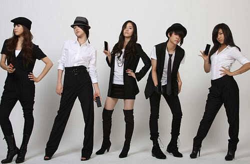 f(x) fans are mostly fangirls because they have girl crush image. they're one of the pioneers of the current popular girl crush concept.
