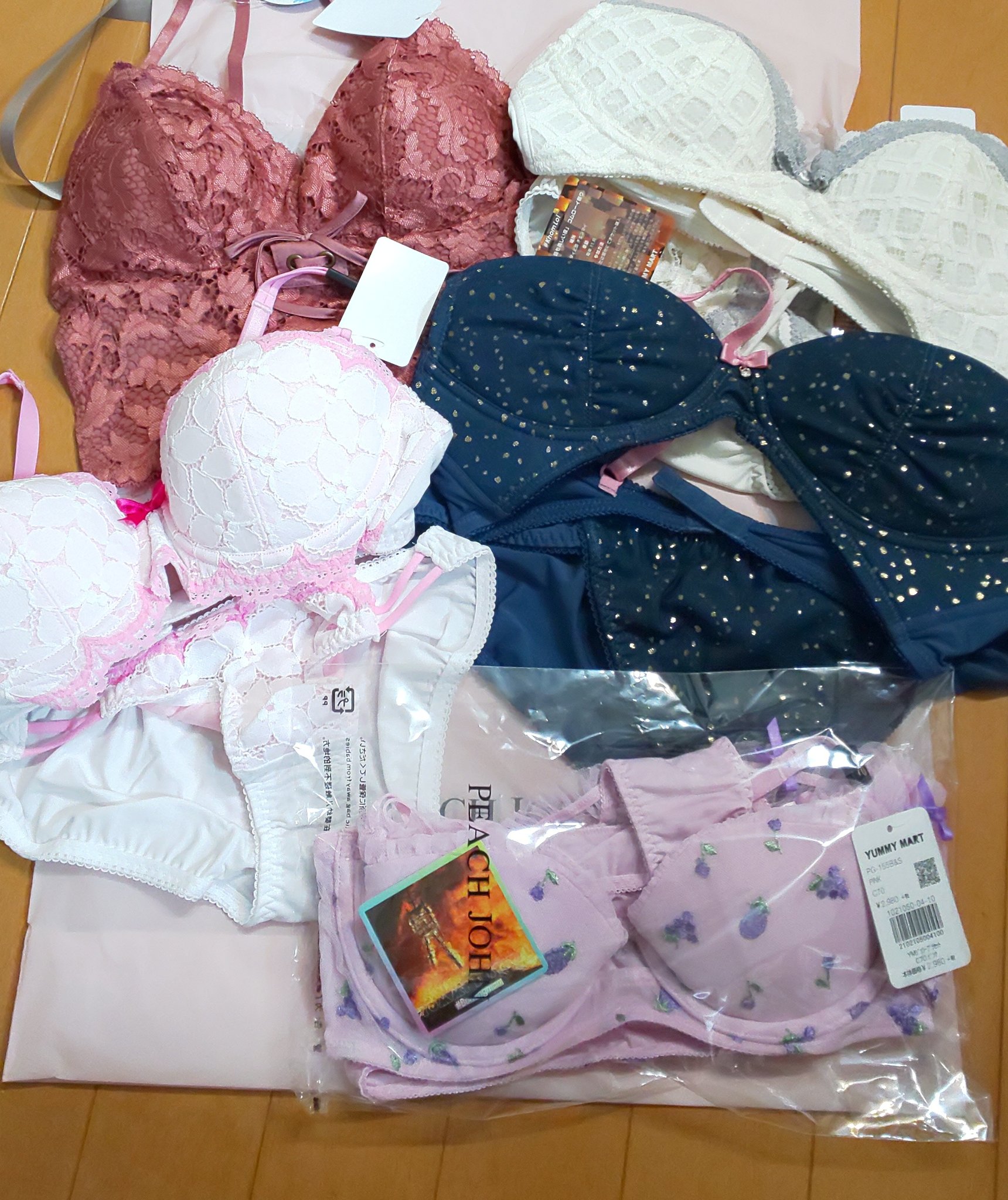 みるくたま ピーチジョン福袋 1枚目が五千円7点 Tバック2枚ドしよ 2枚目が三千円 ペア4点にオマケキャミ 大当たりでも大外れでもない感じ 背中のハミ肉が気になるこの頃 ピーチジョン Pj