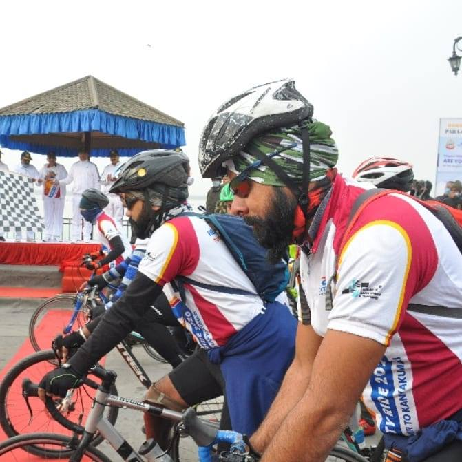 BSF_India's tweet photo. A million pedals.
3800+kms.
28 paracyclists.
Start Point: Srinagar, Kashmir
Destination: Kanyakumari, Tamilnadu
All that you need:
GUTS.
DETERMINATION.
And a serious WILL TO SUCCEED.
#HappyNewYear #JaiHind #BSF #AMF #Kashmir #Kanyakumari #InfinityRide https://t.co/aa0sHUbGdO