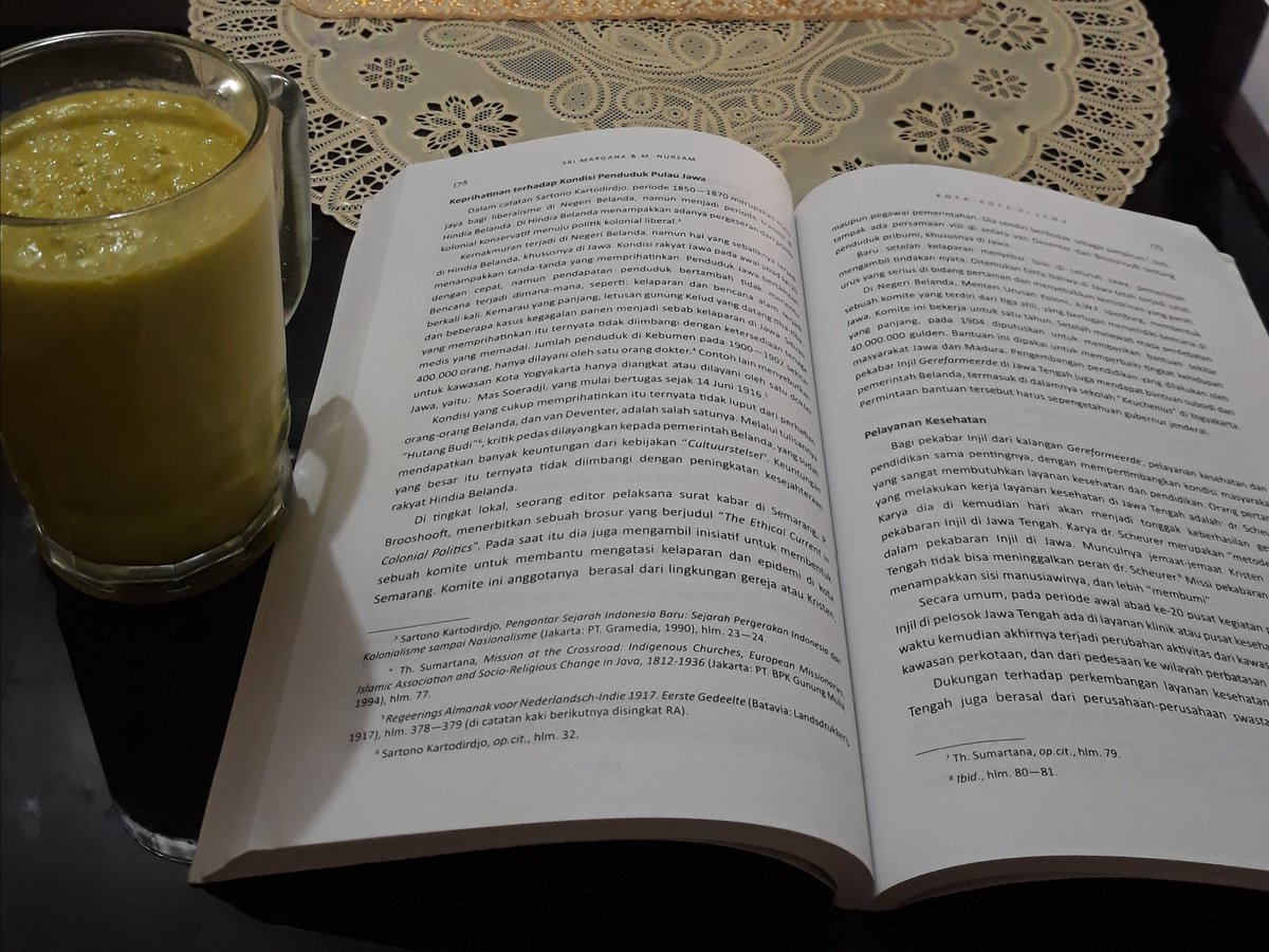 nflsd18's tweet photo. Tahun baru, semangat baru buat baca buku lagi.

Selama pandemi kemarin jarang banget buka buku, ya semoga jadi semangat lagi di tahun ini. 
Makin semangat ketika tiba2 ibu ngasih jus alpukat. https://t.co/eXfMnrRowo