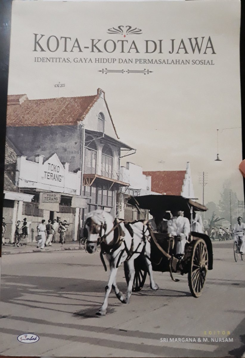 nflsd18's tweet photo. Sebuah karya yang diterbitkan untuk persembahan 70 tahunnya Prof. Djoko Suryo. Diterbitkan oleh @OmbakBook berisi kumpulan artikel tentang identitas, gaya hidup dan permasalahan sosial kota-kota di Jawa. 

Ada juga beberapa dosen sendiri, yang ikut menyumbang tulisan di dalamnya. https://t.co/4gJ9GTIxP5