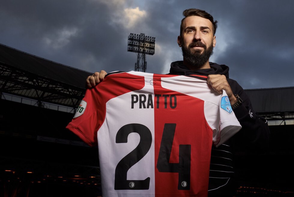 PaseApase's tweet photo. Lucas Pratto fue presentado en el #Feyenoord. Llega desde #River. 

#MercadoDePases https://t.co/j6hao43Z0N