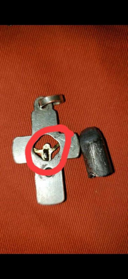 " PAR CE SIGNE, TU VAINCRAS " : Un garçon de 9 ans sauvé miraculeusement d'une balle perdue par son pendentif en croix, le soir du Nouvel an, à Las Talitas (Argentine). (Photos) EqsDWEdXcAApZGG?format=jpg&name=900x900