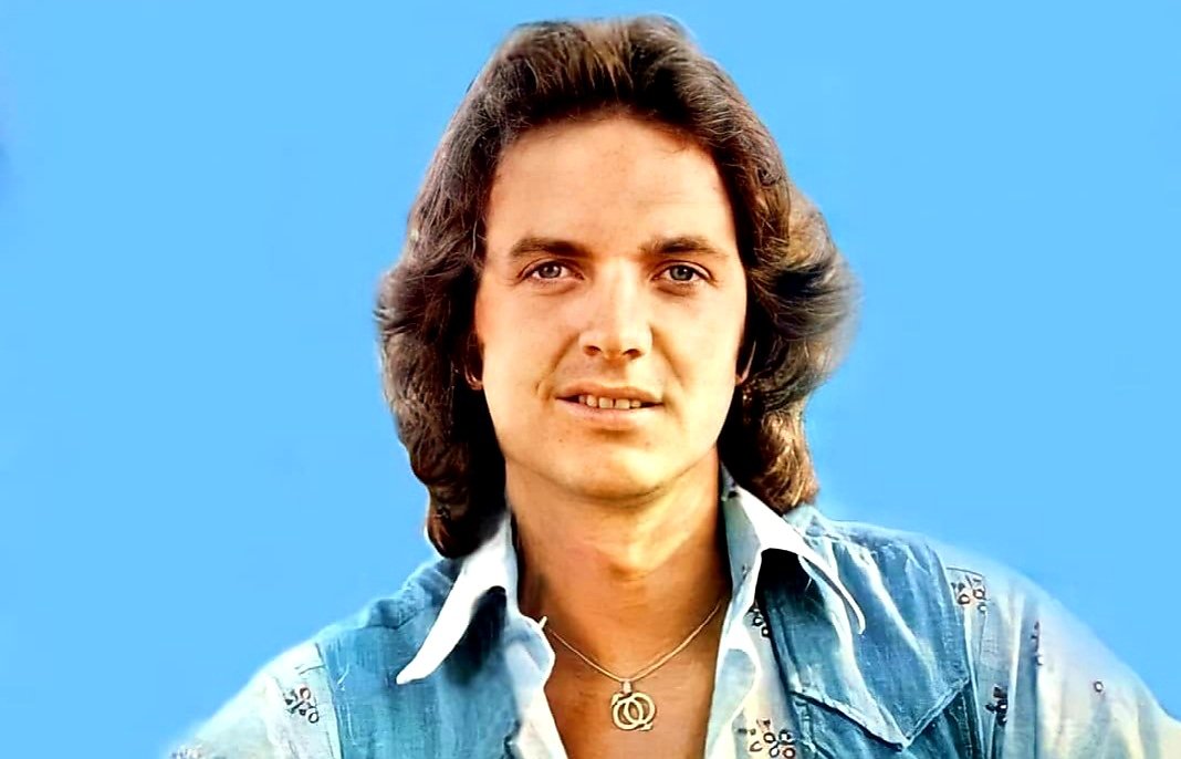 CamiloSesto_U's tweet photo. 📷 Foto de mediados de los #Años70s. #CamiloSesto #Cantautor #Camilo70 #Artista #CamiloSestoUniversal. https://t.co/73Epv5a7Xh