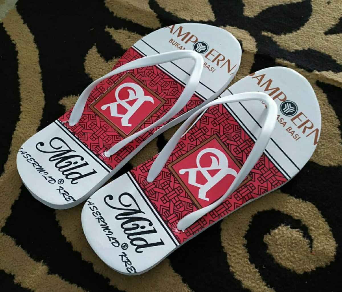 AgungCHOWibowo's tweet photo. Gak mau pake sendal jepit yang biasa aja? 
Pake sendal jepit yang mainstream eeeh ketuker pas Jumatan.

Dukung produk UMKM ini.
Harga cm 10rb/pcs. Kodian lbh murah. 
Info dm/WA 08112200800
@OfficialAsoppsi
@ajeng_cute16 @m4can_utara @Bukanorangbija2 @parlinburman84 @TongSate https://t.co/yb40OIUU6u
