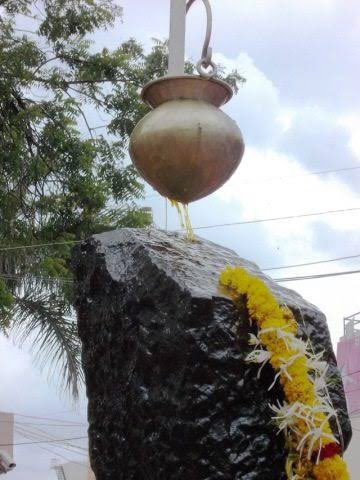 To relieve his pain, Hanuman ji gave Shani Dev some oil and sesame seeds. Since then, it has become a practice to worship Shani Dev with oil and sesame seeds. It not only soothes his pain, but also makes him beneficent towards Ram and Hanuman devotees. @swamy64  @VaishnavKrish14