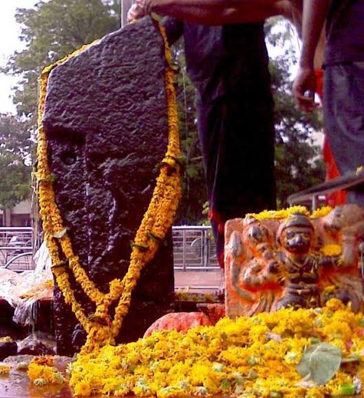 Shani is also a Devta of justice. He is known to give one the fruits of his deeds in his present life itself. He keeps a faithful account of our previous Karma. The Shani Mandir at Shingnapur (Maha) is the most famous Shani Mandir. Even to this day, people do’nt lock doors here.