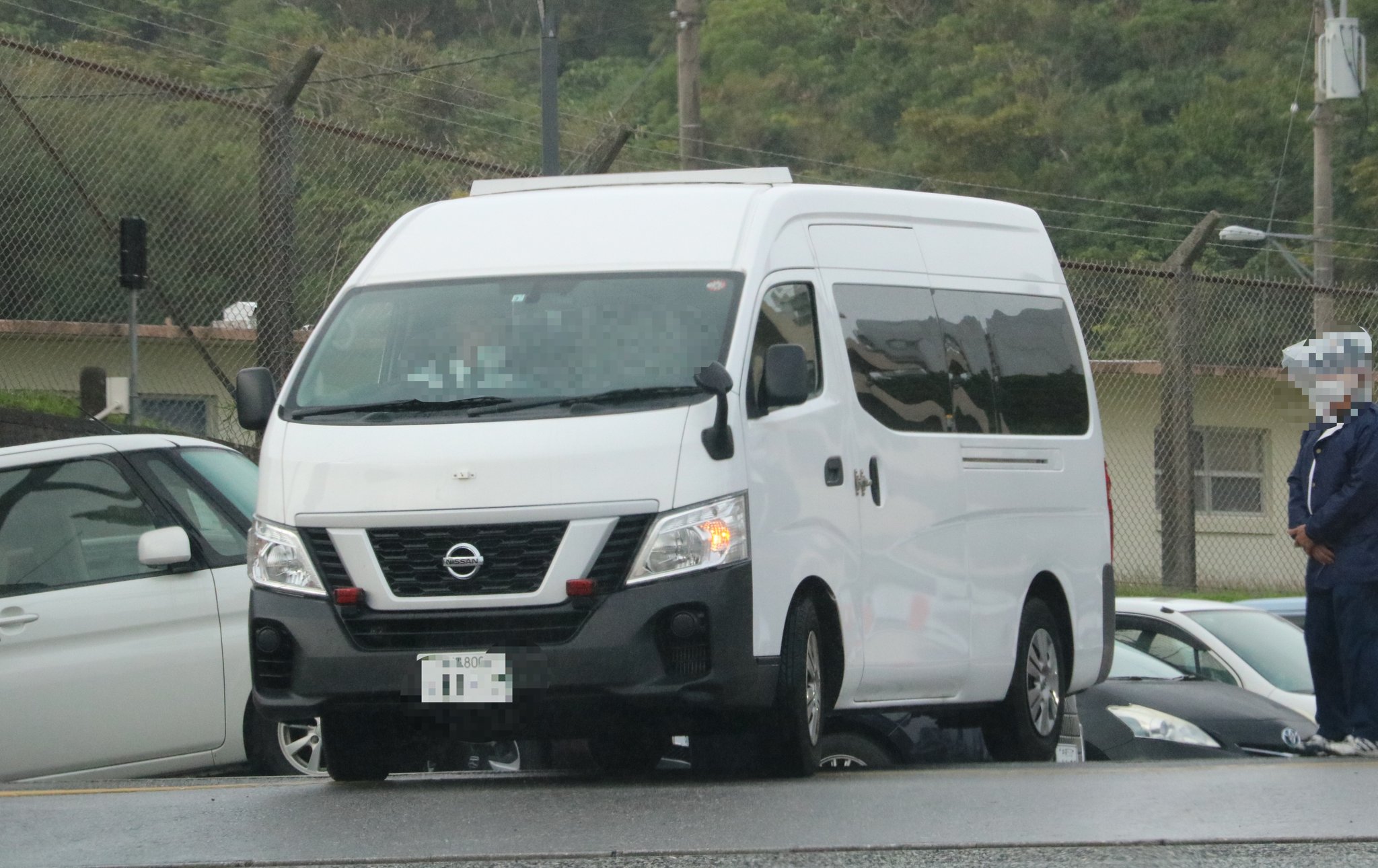 北九機動撮影 沖縄警察署を後にする Nv350キャラバン 護送車 何かが足りない気が 同一車両か忘れましたが 那覇管内でも同じ様な護送車 を目撃 この日 沖縄警察署前には 地元住民による抗議デモ があり 警察署前には門番を配置 T Co