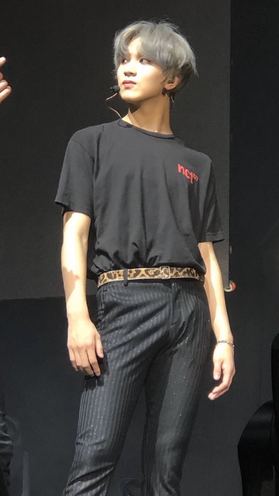 haechan fantaken during concerts ; a thread