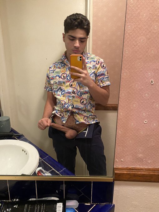 Yeah it grows just gotta get it wet🐬 https://t.co/FZkl6m7ooK