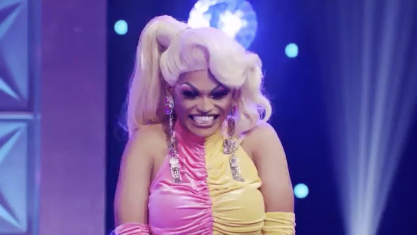 ethanbonboulash's tweet photo. olivia can i have a hug plsplspks😀💞 #DragRace https://t.co/jRa1oLYJXd
