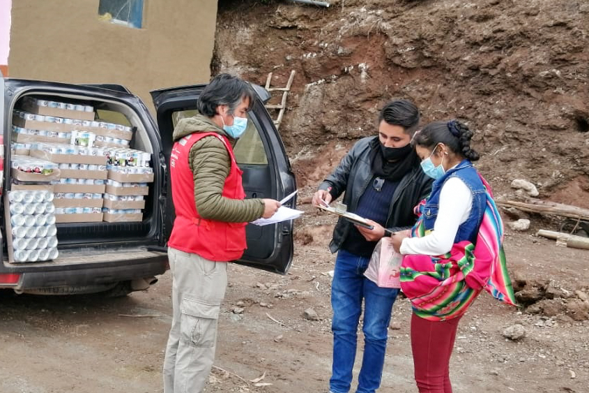 MidisPAIS's tweet photo. #Cusco | Con el objetivo de contribuir a la alimentación de niñas y niños menores a 12 años, y con el apoyo del #Tambo #Coror, del @MidisPAIS, #Gloria y la ONG #Caritas entregaron de productos lácteos beneficiando a familias del distrito de Huanoquite, en la provincia de #Paruro. https://t.co/X7nM8k9oOa