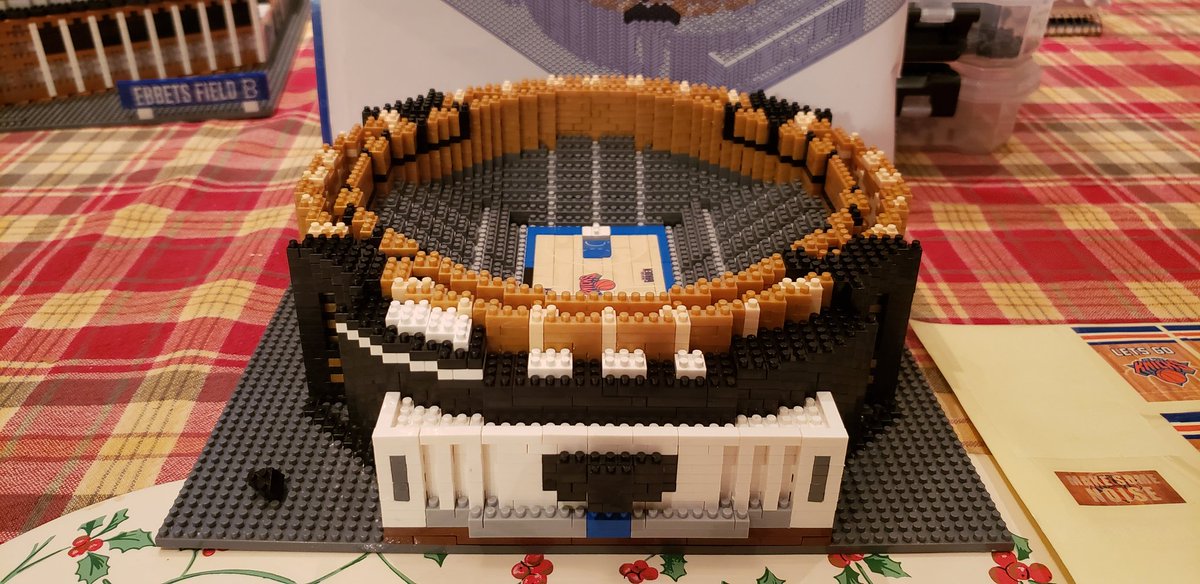 CallenHuey's tweet photo. I am currently through step 26 on the #BRXLZ #MadisonSquareGarden build. The build is really coming along without a hiccup. #focousa #nyknicks #msg @Testa23 @BrxlzFreak @casey62975 @BrxlzC @CoachWinterer @SmithJanetmarie @PaperStadiums @MLBcathedrals https://t.co/t6v2VkQG9s