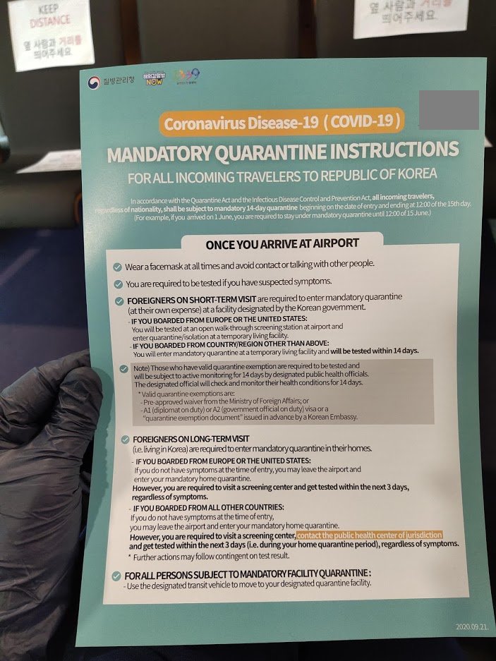 2/ During flight, needed to fill out multiple forms incl. quarantine papers. Upon arrival in Incheon, immediate body temperature scan. As I was coming from the UK, quarantine official already had my name on list of a handful of people from hotspot UK/South Africa. Given lanyard.