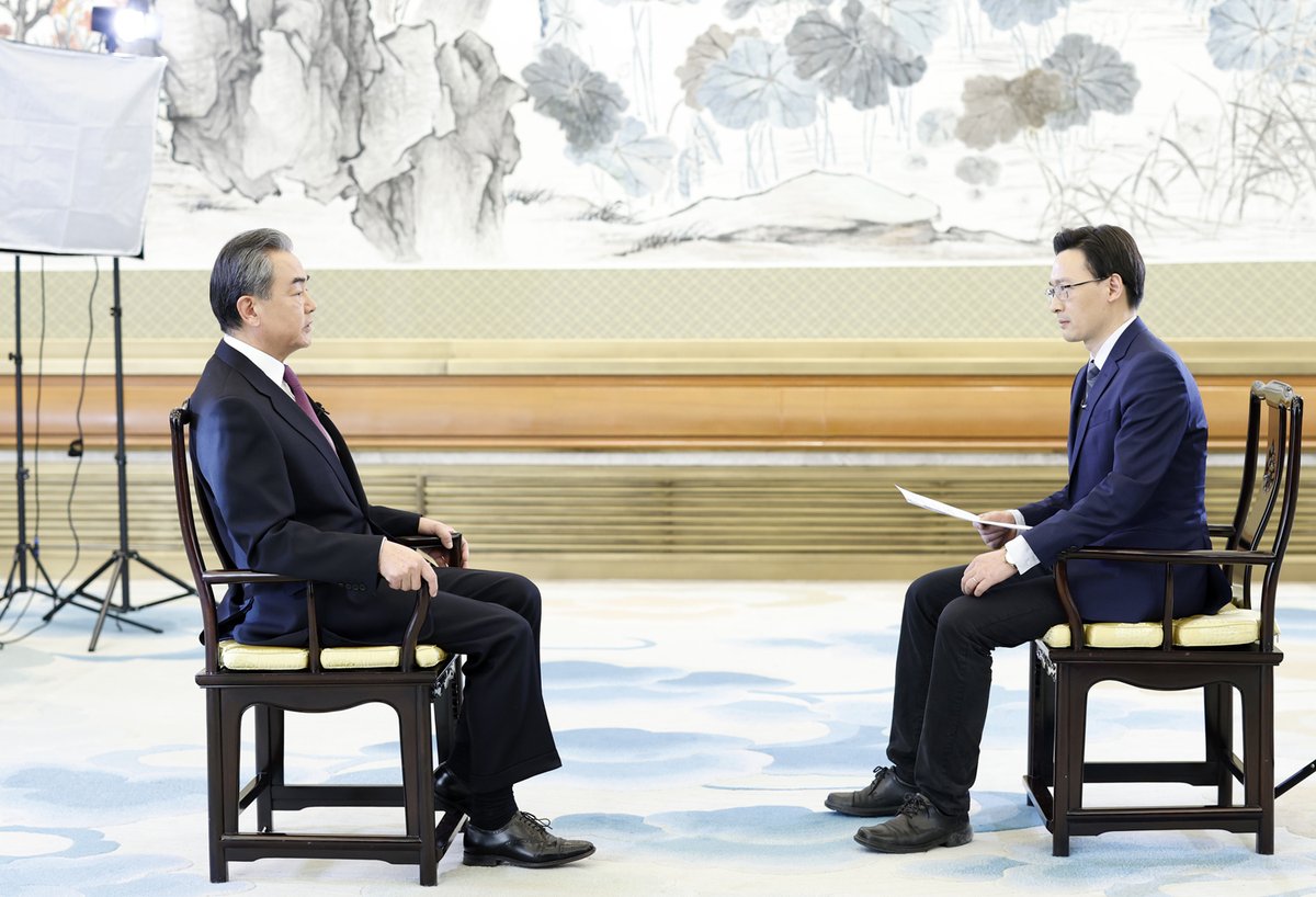 SpokespersonCHN's tweet photo. #China's diplomacy shoulders the important responsibilities of safeguarding national interests, defending national dignity, facilitating international cooperation, and promoting #worldpeace. https://t.co/qqBP90uori