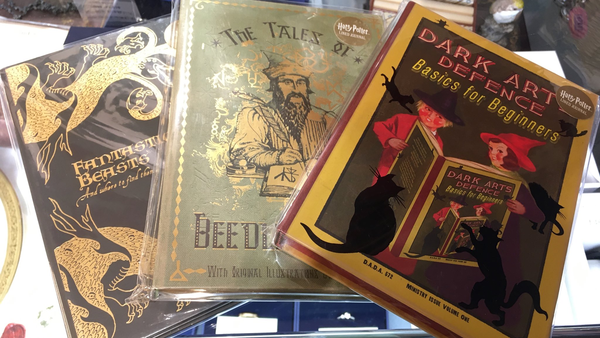 ウィザーディング ワールド ベストグッズコレクション ミナリマのホグワーツ教科書ノートは持ってるだけでテンション上がりますね 闇の魔術に対する防衛術や魔術の歴史などどれもかっこいい 1月からこのノートで勉強したり日記を書いたり 新しい何かの
