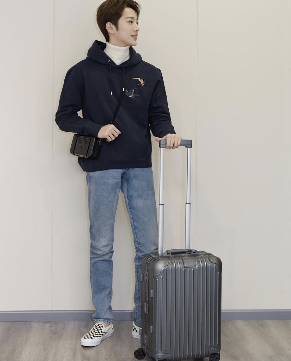 guanIintw's tweet photo. Guanlin’s Instagram update 💙 #라이관린

Cutie posing with a luggage huhu this gives holiday vibes!!! and his favourite shoes 🥺✈️ 

🔗 https://t.co/k761mttlnV https://t.co/8t5vs75srz