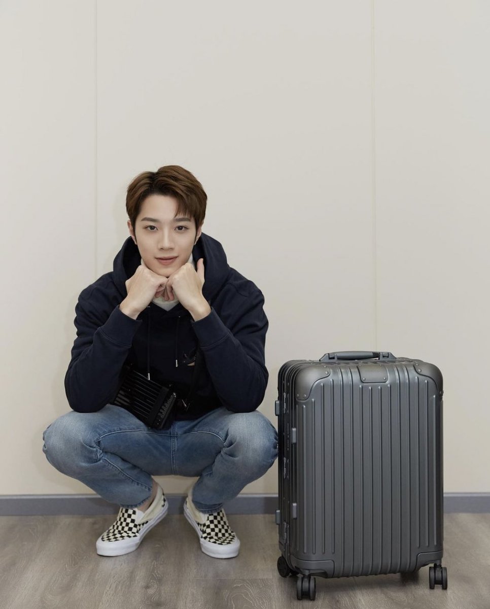 guanIintw's tweet photo. Guanlin’s Instagram update 💙 #라이관린

Cutie posing with a luggage huhu this gives holiday vibes!!! and his favourite shoes 🥺✈️ 

🔗 https://t.co/k761mttlnV https://t.co/8t5vs75srz