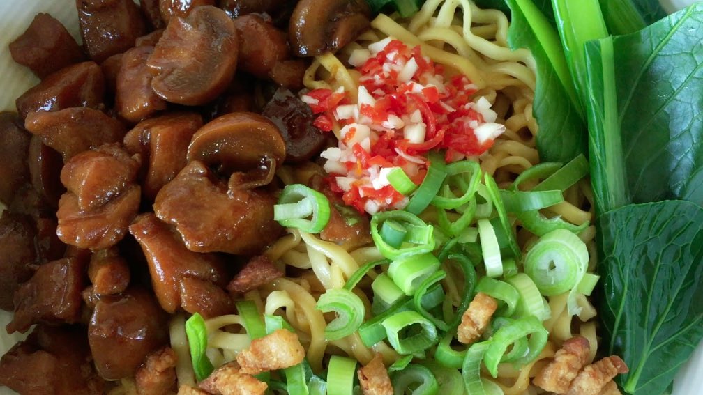 yummeth's tweet photo. Who loves bakmie? Check out how to make it at home. Link to full video :https://t.co/ZKfAMYn0eR #bakmiayam #bakmieayam #bakmiegm #bakmilovers #bakmiayamjamur #bakmieayamjamur #miayam #meeayam #indonesiannoodles #chickenandmushroom #indonesiancuisines #asiannoodle #yummeth https://t.co/hD8QsZZsK1