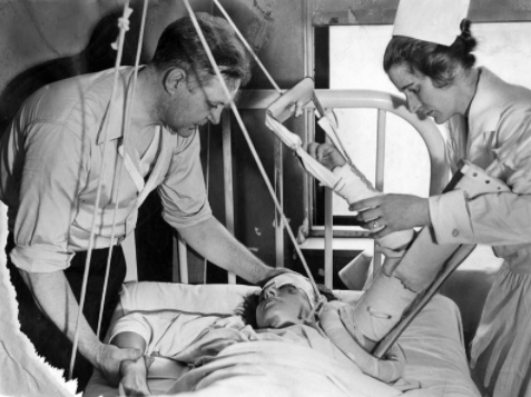 Elle va rester 11 semaines à l’hôpital : ‘L'os de la cuisse est fracturé à plusieurs endroits entre le genou et la hanche et, lorsqu'il guérira, il sera probablement un peu plus court que l'autre jambe” lui explique un docteur.