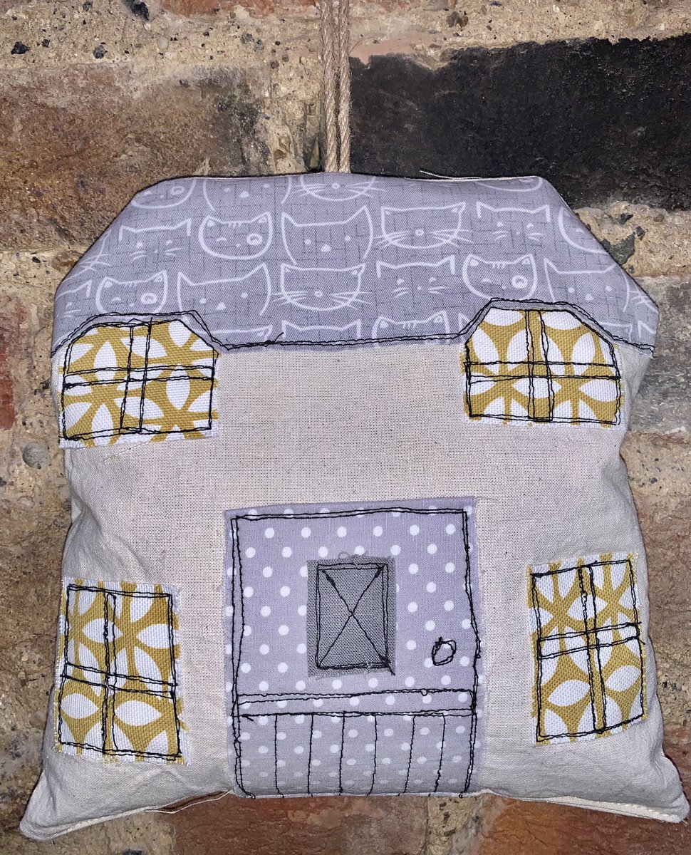 jo81_ret's tweet photo. @UKGiftHour 10% off for one day only....lavender cottages and beach huts #etsy #ukgiftam #ukgifthour #SaturdayMorning #giftsforher https://t.co/jPhKorne5j