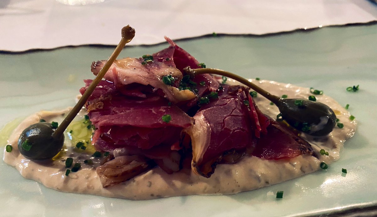 EVernacci's tweet photo. Un muy buen comienzo de año en El Reloj de Harry&amp;Sally, con @juanpozuelo a los mandos.
Ensalada de tomate y huevo frito “como en Mi Pueblo”. Riquísima.
Pastrami “tomato”, con una salsa de atún muy convincente. https://t.co/OqtwIg2Ugu