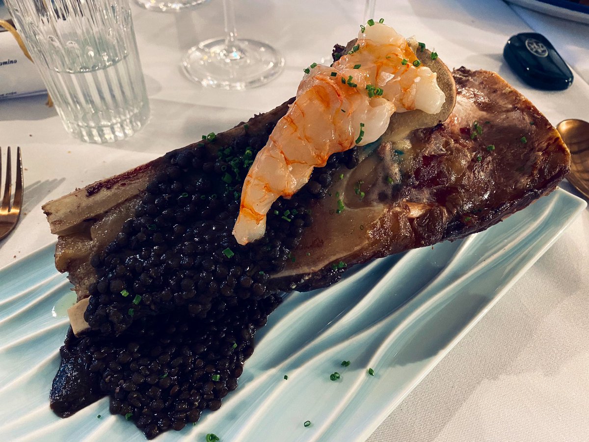 EVernacci's tweet photo. Un muy buen comienzo de año en El Reloj de Harry&amp;Sally, con @juanpozuelo a los mandos.
Callos, un primer guiso goloso.
Tuétano con lentejas beluga y gamba roja. Un platazo. Gran calidad (y cantidad) del tuétano con un guiso bien integrado y una buena gamba coronando el todo. https://t.co/rSdjcmXlod