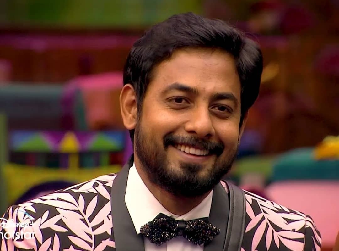Gousalya11's tweet photo. Who has more fan base ?
Like - #AariArujunan 
Rt- #BalajiMurugaDoss https://t.co/v3Dcfk3GfP