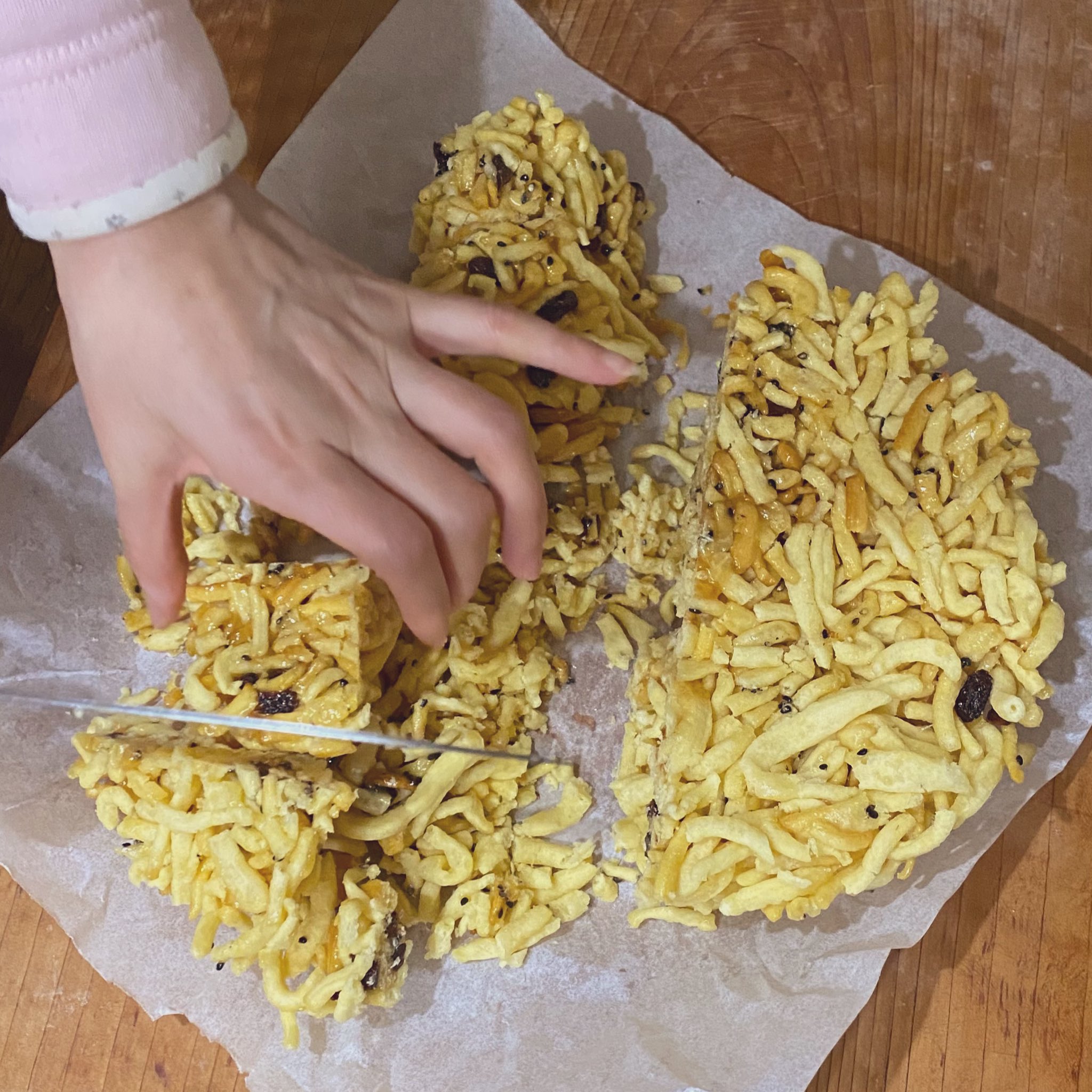 画像 在日のツイート中国や台湾のお菓子 沙琪玛 サァー チィー マー を母が作ったパイナップルケーキと並ぶ台湾の人気お土産で小麦粉と卵を練り 麺状にして揚げ氷砂糖 まとめダネ 画像 在日のツイート中国や台湾のお菓子 沙琪玛 サァー チィー マー を母が作ったパイナップルケーキと並ぶ台湾の人気お土産で小麦粉と卵を練り 麺状にして揚げ氷砂糖 まとめダネ