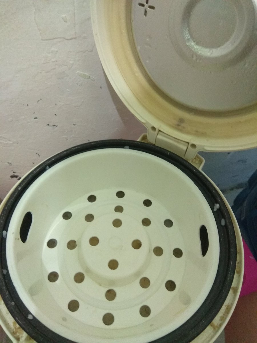 Kukusnya +- 20 menit ya.Kalau ga punya kukusan, anak kosan bisa inisiatif pake rice cooker.Caranya masukin adonan ke plastik kiloan gtu, terus dikukus di saringan atas rice cooker, nih taruh aja disini ayamnyaterus di cook deh.