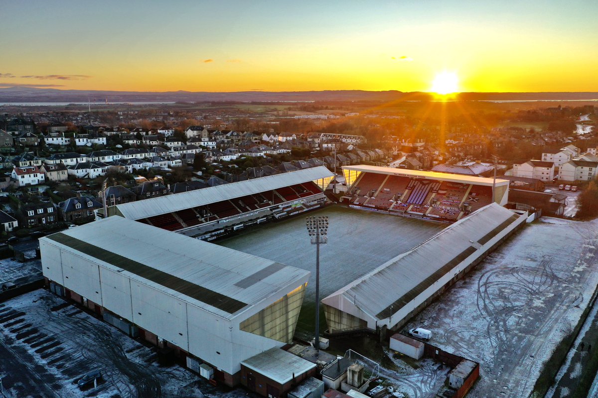 Sunset over frozen East End Park. 

To be in with a chance of winning a download of this photo (full file with no Twitter compression)...retweet, like and follow. I will choose a winner at random next Saturday. 

Good luck.
