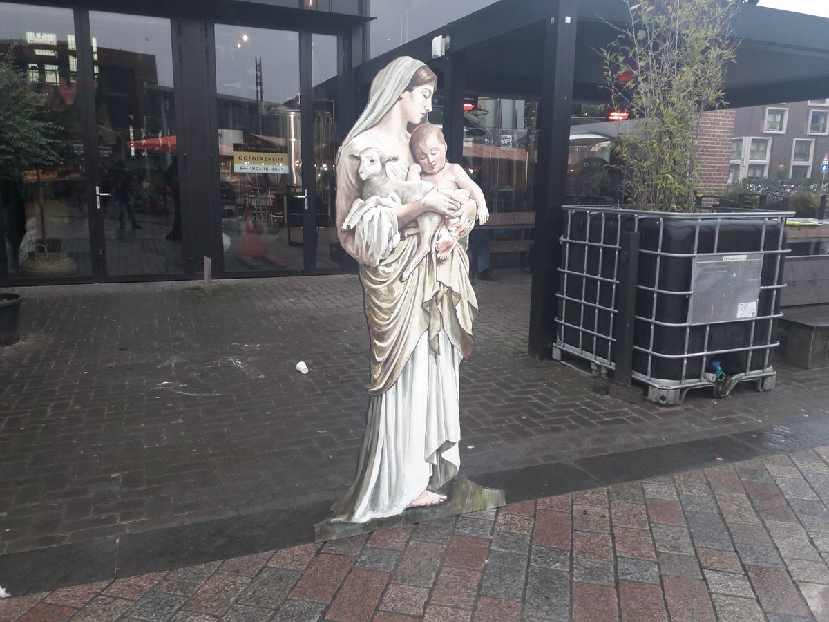 Deze moeder met kind en lammetje in haar armen is vanmorgen vroeg aangetroffen op het marktplein van Hilversum. We zijn op zoek naar de rechtmatige eigenaar, wie o wie?