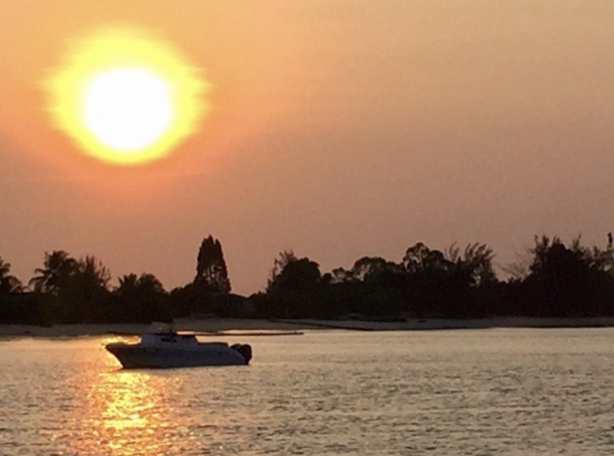 AmazingGabon's tweet photo. starting the year with a beautiful sunset is a good sign, isn't it #gabon #coucherdesoleil #sunset #sunsetlovers #sunsetphotography #pointedenis #africa #gabonphoto #amazinggabon #lovegabon https://t.co/HXcJF52ywR