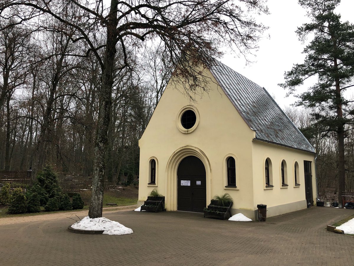 vkoralis's tweet image. Šodien satikāmies Rīgā Biķeru kapos, atvadoties no kādas māmuļas. Vairums tuvinieku pēdējā laikā vairs neizmanto kapliču ēkas. Arī šodien nē. 
#bēres #atvadas #pavadīšana #biķerukapi #mācītājs #privātprakse #beres