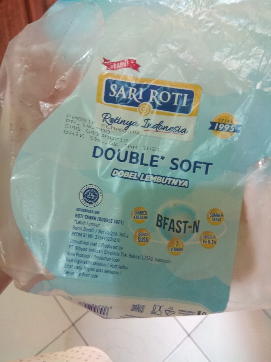 Ini rotinya aku pake merk ini ya, karena bentuknya mirip sama roti jiwa toast.Nah, rotinya diolesin margarin, terus di panggang di teflon. Kalau menurut aku lebih enak dipanggang bolak - balik, karena jadi lebih bagus teksturnya.