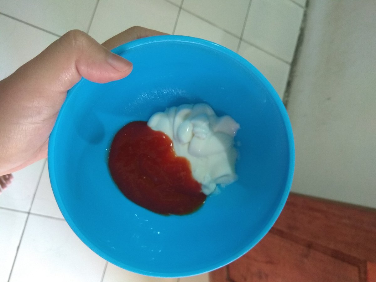 Lanjut bikin saus, harusnya bisa mayonaise aja, cuma karena aku suka pedes, aku mix pakai saus sambal. Btw, mayonnaise yg kupakai merk maestro ya.