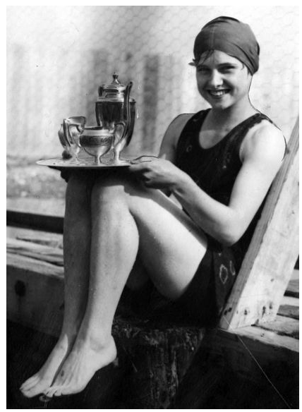 4 mois seulement après avoir commencé à courir, elle traverse l’Atlantique à bord d’un paquebot. Pendant les neuf jours de la traversée, l’alcool circule dans le navire ainsi que moult confiseries ou crèmes glacées.