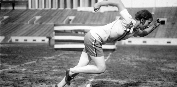 23 jours avant son 17eme anniversaire, la voilà sur la piste. Et là malheur : elle a pris deux chaussures gauches! Un membre de l’équipe part en catastrophe chercher la bonne paire. Alors qu’elle envisage de courir pied nue, ses chaussures arrivent peu de temps avant le départ.