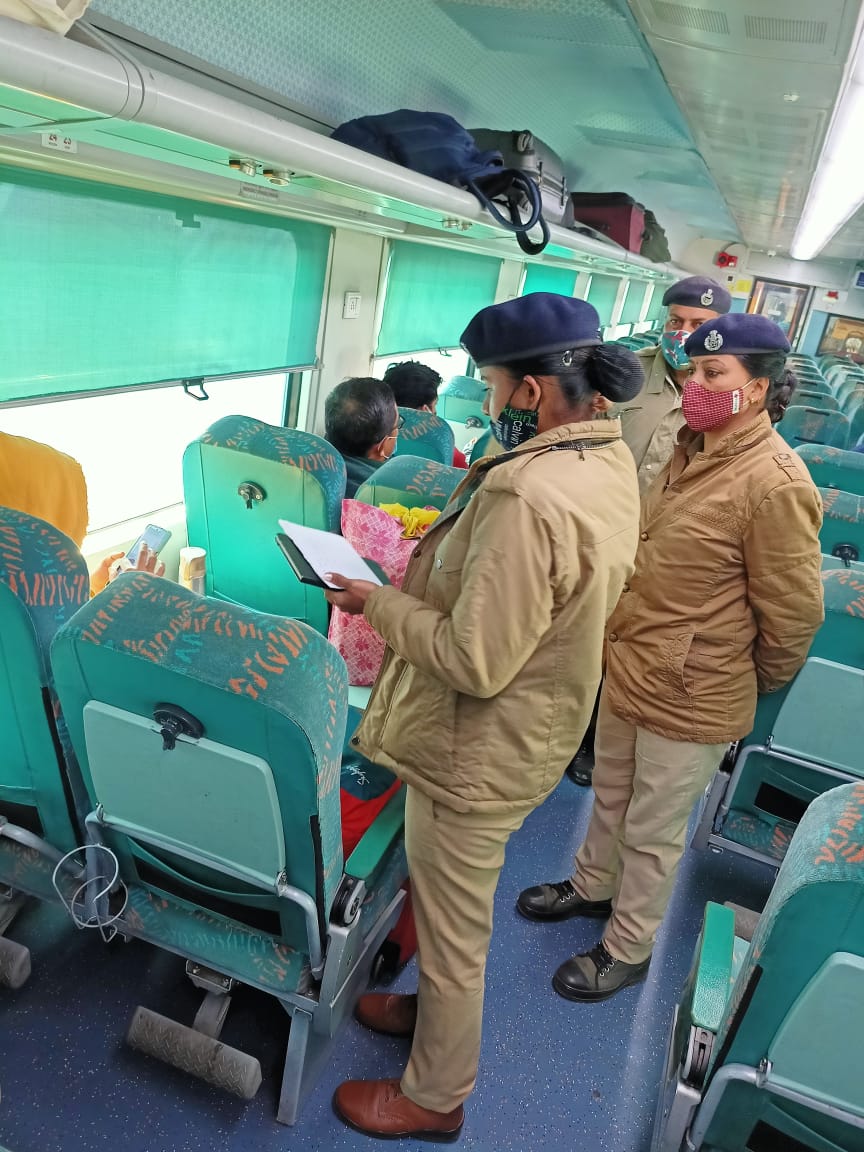 RLalkuan's tweet photo. Date 02/01/2021
Train no 02040 attended by SIPF Manisha with LCT Rachna Pandey and  interacted with lady passengers travelling alone under " Meri saheli " Campaign and told them about 182 security help line no. https://t.co/X2PXbVlt28